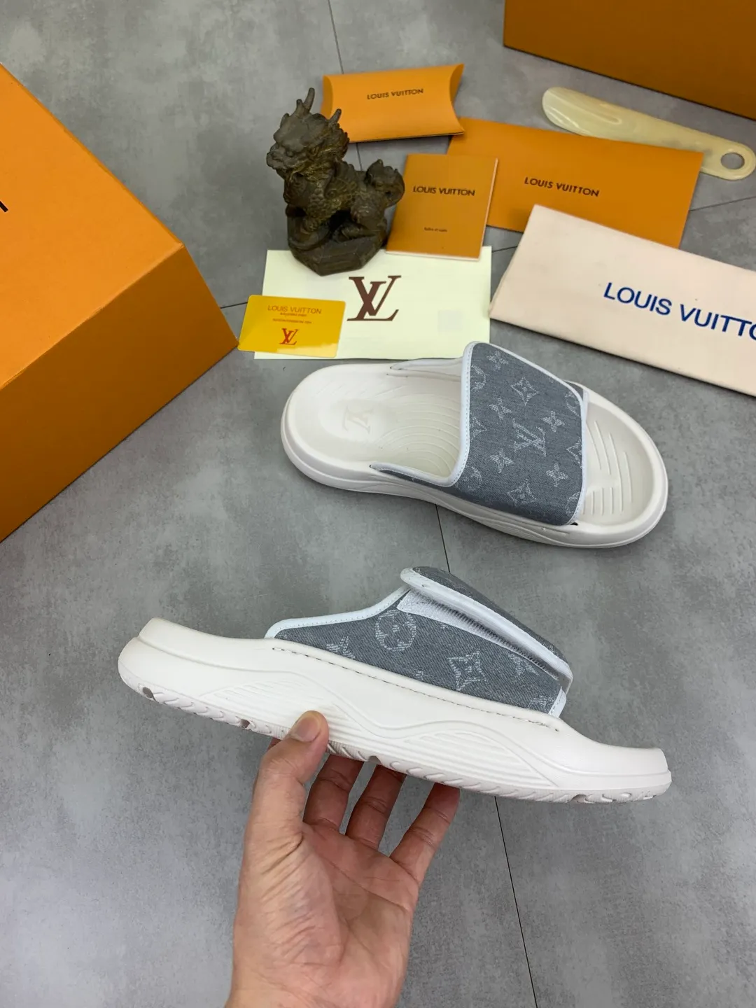 Men's shoes 💰P320💰【New style】🆘 Original quality 【LOUIS VUITTON】The popular Louis Vuitton LV men's slippers on the official website are on sale simultaneously! Original fabric imported from Italy. Original bottom provided by the original factory. Number of yards: 38-44 (customized to 45). Multiple colors to choose from. Fully packaged drawer box.